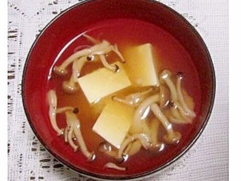 しめじと絹ごし豆腐の味噌汁